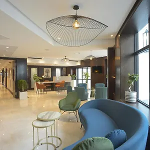 Maia Apartahotel